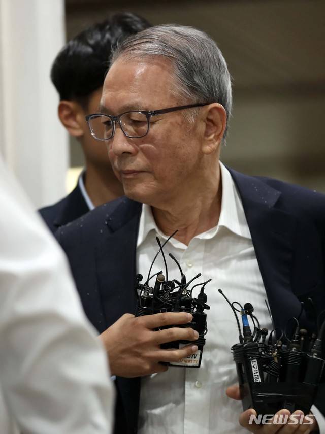 【서울=뉴시스】고범준 기자 = 김기춘 전 청와대 비서실장이 5일 오후 서울 서초구 서울중앙지방법원에서 열린 화이트리스트’ 사건과 관련 1심 선고 재판에 출석하고 있다. 2018.10.05. bjko@newsis.com