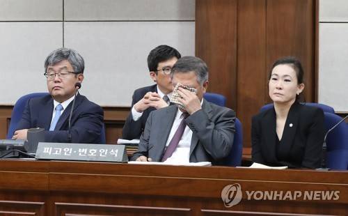 MB 1심 선고 공판...굳은 표정의 변호인 (서울=연합뉴스) 자동차 부품사 '다스'의 자금을 횡령하고 삼성 등에서 거액의 뇌물을 챙긴 혐의로 기소된 이명박 전 대통령의 1심 선고 공판이 5일 오후 서울 서초동 서울중앙지법 417호 대법정에서 열리고 있다.  [사진공동취재단]   photo@yna.co.kr  (끝)