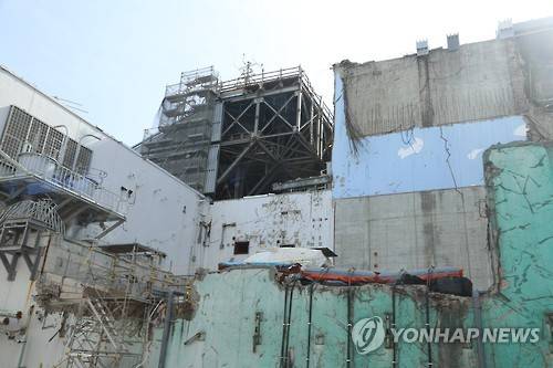 사고 상흔 남아있는 후쿠시마 원전 (후쿠시마 제1원전=연합뉴스) 김병규 특파원 = 사고 흔적이 그대로 남아있는 후쿠시마(福島) 제1원전의 원자로 건물 외부 모습. 원자로 건물 외부는 사고 당시처럼 벽의 일부가 떨어져 나가 있고 지붕 쪽에서는 수소 폭발로 무너져 내린 지붕이 자갈 더미가 돼 남아 있다. 2017.2.27 bkkim@yna.co.kr (끝)