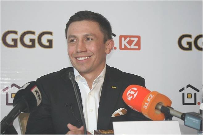 겐나지 골로프킨이 지난 5일 카자흐스탄 알마티의 리츠 칼튼 호텔에서 열린 기자회견장에서 기자들의 질문에 답하고 있다