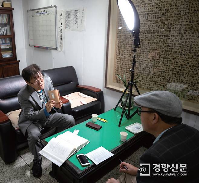 김슬옹 부위원장이 한글회관에서 <훈민정음> 해례본에 대해 설명하고 있다.