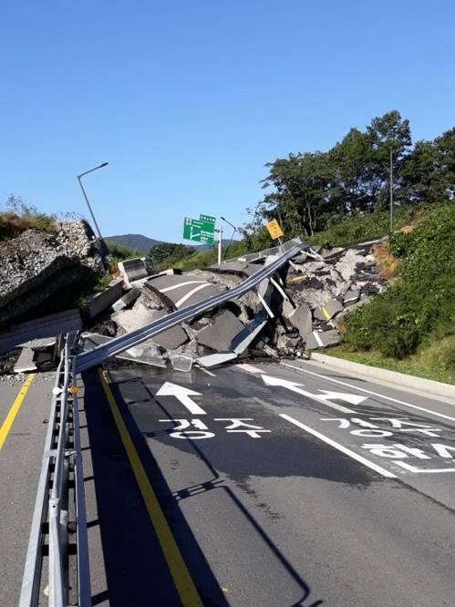무너져내린 옹벽 [경주시 양남면 사무소 제공] (경주=연합뉴스) 7일 오전 경북 경주시 양북면 장항리 4번 국도 장항교차로 주변에 무너져 내린 옹벽 등이 쌓여 있다. 2018.10.7