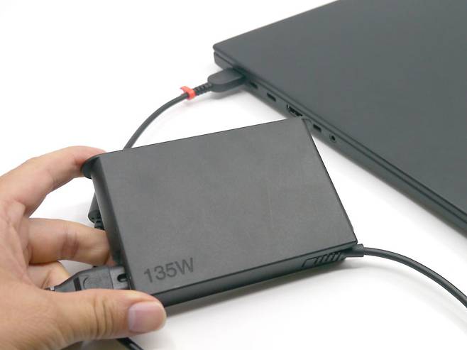 동봉된 135W 전원 어댑터