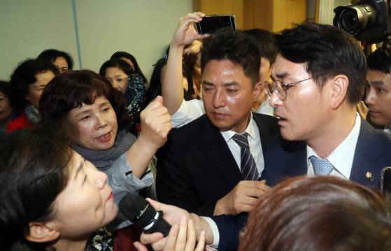 박용진 더불어민주당의원이 5일 서울 여의도 국회 의원회관에서 열린 유치원 비리 근절을 위한 정책 토론회 (사립 유치원 회계부정 사례를 중심으로)에서 토론회 개최를 반대하는 사립유치원 관계자들과 실랑이를 벌이고 있다. [뉴스1]