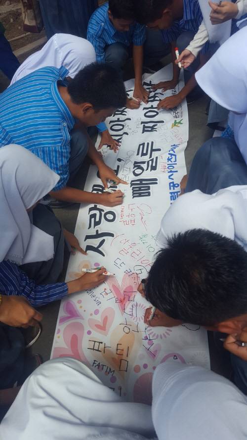 찌아찌아족 아이들이 한글을 공부하는 모습 [사진 제공 = 장원근 한국찌아찌아문화교류협회 회장]