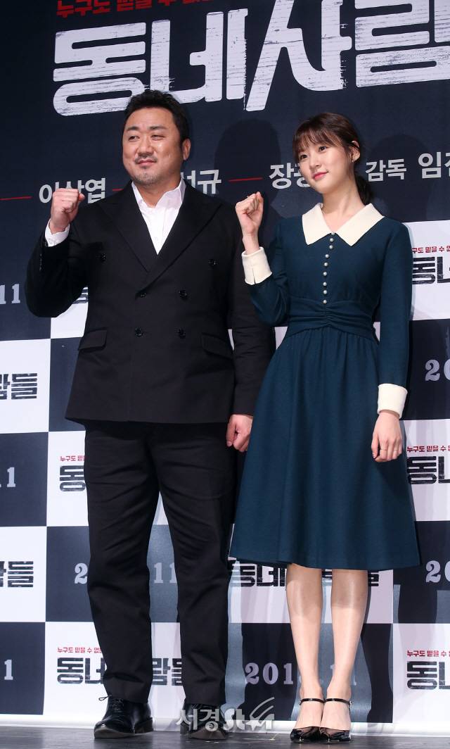 배우 마동석, 김새론이 8일 오전 서울 강남구 압구정CGV에서 열린 영화 ‘동네사람들’ 제작보고회에 참석하고 있다./사진=양문숙 기자