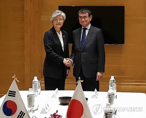 양자회담 앞서 악수하는 한일 외교장관 (하노이=연합뉴스) 민영규 특파원 = 강경화 외교부 장관과 고노 다로(河野太郞) 일본 외무상이 11일 오후 베트남 하노이시의 한 호텔에서 양자회담에 앞서 악수하고 있다. 2018.9.11 youngkyu@yna.co.kr (끝)