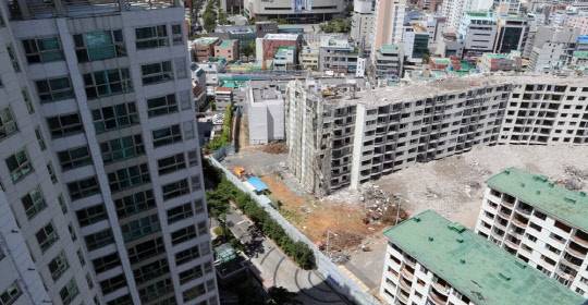 정부가 올 들어 가로주택정비 사업 활성화를 위해 사업 요건을 완화해 과열된 서울 주택 수요를 분산시키고 집값을 안정화할 지 주목된다. 사진은 서울 주택 재건축 현장 전경<연합뉴스>