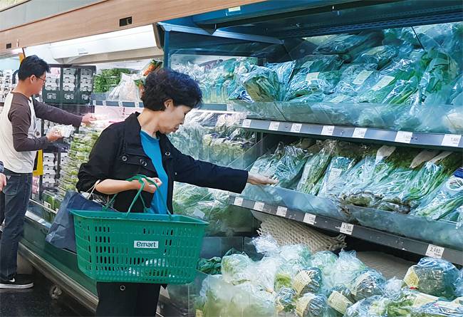 10월 3일 서울 이마트 용산점 채소 코너에서 소비자가 물건을 고르고 있다. 매장에서는 작곡가 김형석이 만든 ‘에브리데이그린’이 흘러나오고 있었다. 사진 이정은 인턴기자