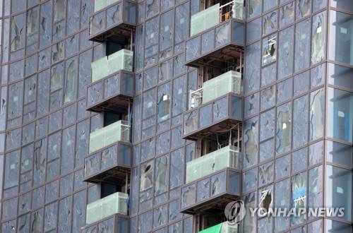 태풍 때 해운대 엘시티 유리창 와장창 (부산=연합뉴스) 조정호 기자 = 9일 부산 해운대 엘시티 B동 건물 외부 유리창이 깨져 있다. 지난 6일 제25호 태풍 '콩레이'가 남부지역을 통과할 때 초고층 건물인 엘시티에서 유리창 수백 장이 깨진 것으로 나타났다. 2018.10.9      ccho@yna.co.kr (끝)