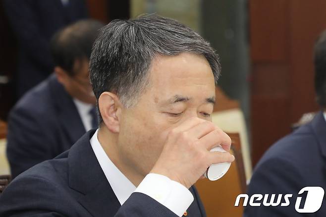박능후 보건복지부장관이 10일 서울 여의도 국회에서 열린 보건복지위원회 보건복지부에 대한 2018년도 국정감사에 출석해 물을 마시고 있다. 2018.10.10/뉴스1 © News1 김명섭 기자