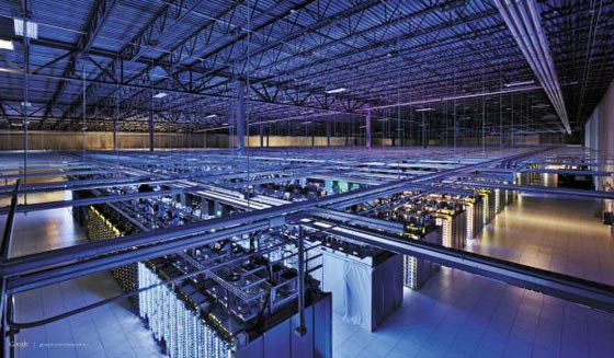 구글 데이터 센터의 내부. 데이터 센터는 데이터(정보)를 저장하는 시설로 서버(대형 컴퓨터)를 적게는 수백 대, 많게는 수만 대 동시에 운영한다. /구글 홈페이지