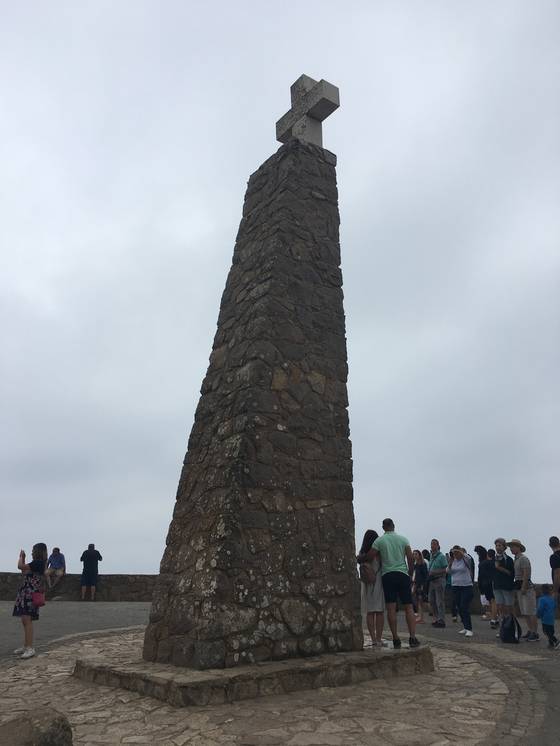 호카 곶의 십자가 기념비 앞에서 사진을 찍으려는 사람이 줄을 서 있다. [사진 박재희]