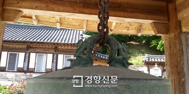 양평 상원사 동종의 종뉴는 용 두마리 형상인 쌍룡이다. 평창 상원사와 경주 신덕대왕 신종의 단룡과는 차이가 있다. 어떤 전문가는 양평 상원사 동종은 7세기 중후엽 작품으로 우리나라에서 가장 오래된 동종일 가능성이 짙다고 주장했다.