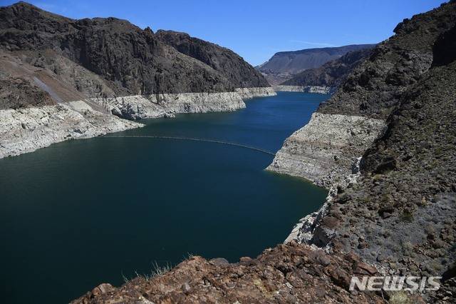【콜로라도강 ( 미 캘리포니아주) = AP/뉴시스】 후버댐의 강둑에서 바라본 콜로라도강의 전경.  지난 5월에 촬영한 이 사진에는 심한 가뭄으로 강물이 많이 줄어있다.  캘리포니아주와 애리조나주 사이의 이 강에는 유람선 등의 관광으로 유명한 모아비 공원이 있다.2018.09.03