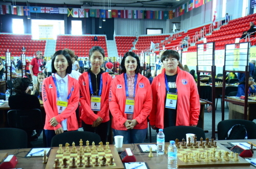 ⓒ 바투미 체스올림피아드에서 WFM 타이틀 획득한 전북 박선우 선수(맨 왼쪽)