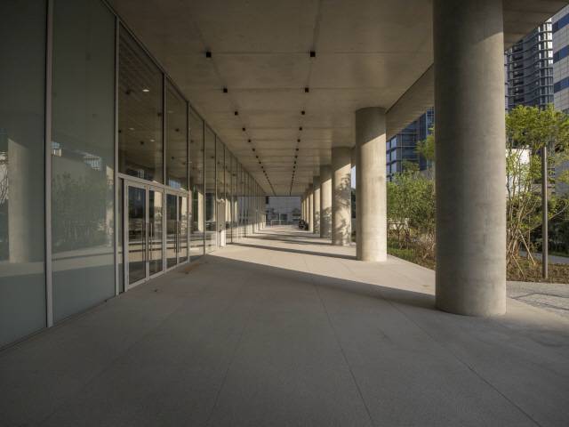 건물을 둘러싼 회랑은 도시와 건물의 경계 공간을 만들어낸다.