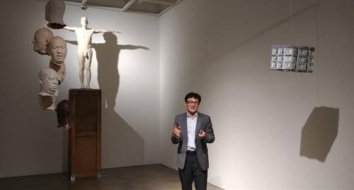 작업 설명하는 한효석 작가 (서울=연합뉴스) 정아란 기자 = 한효석 작가가 10일 서울 종로구 통의동 아트사이드갤러리에서 개인전 '불평등의 균형'을 설명하고 있다. 2018.10.10. airan@yna.co.kr