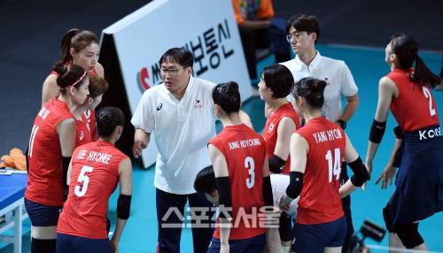 2018 아시안게임 여자배구 한국과 카자흐스탄의 경기가 21일 인도네시아 자카르타 겔로라 붕 카르노(GBK) 배구장에서 열렸다. 차해원 감독이 작전지시를 하고 있다. 자카르타(인도네시아) | 최승섭기자 thunder@sportsseoul.com