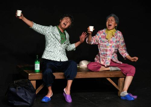 배우 이주화가 11일 대학로 예술공간 혜화에서 열린 ‘내친구 지화자’ 프레스콜에서 정미숙과 함께 공연하고 있다.