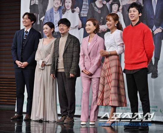 드라마 '내사랑 치유기' 제작발표회가 11일 오후 서울 상암동 MBC신사옥에서 열렸다.  제작발표회에서 출연배우들이 포즈를 취하고 있다.  '내사랑 치유기'는 착한 딸이자 며느리이자 아내이고 싶은 적이 한 번도 없었던, 그러나 식구들에게 그 한 몸 알뜰히 희생당한, 국가대표급 슈퍼 원더우먼의 명랑 쾌활 분투기다.  김경민 기자 kyungmin@sportschosun.com /2018.10.11/