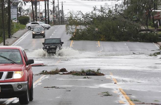 10일(현지시간) 미국 플로리다주 파나마시티에서 태풍 마이클 영향으로 침수된 도로를 차들이 달리고 있다.｜EPA·연합뉴스