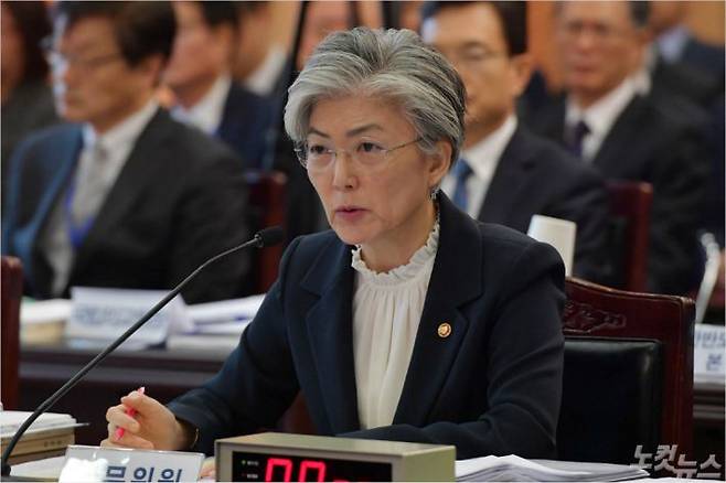 국정감사에서 의원들의 질의에 답하는 강경화 장관 (사진=박종민기자)