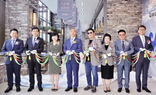 지난 6일 진행된 광주 암웨이 비즈니스 센터 오픈식에서 김장환 한국암웨이 대표(왼쪽에서 네 번째)가 참석한 가운데 테이프 커팅이 진행되고 있다. 한국암웨이 제공