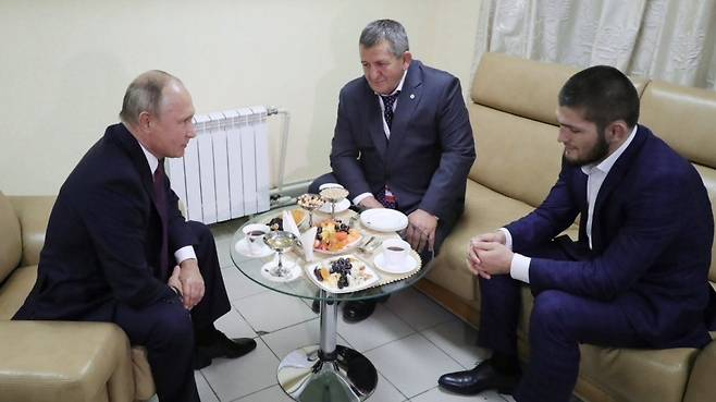 ▲ 국민 영웅으로 떠오른 하빕 누르마고메도프는 그의 아버지 압둘마나프 누르마고메도프와 함께 블라디미르 푸틴 러시아 대통령과 담소를 나눴다. ⓒESPN 브렛 오카모토 기자 트위터