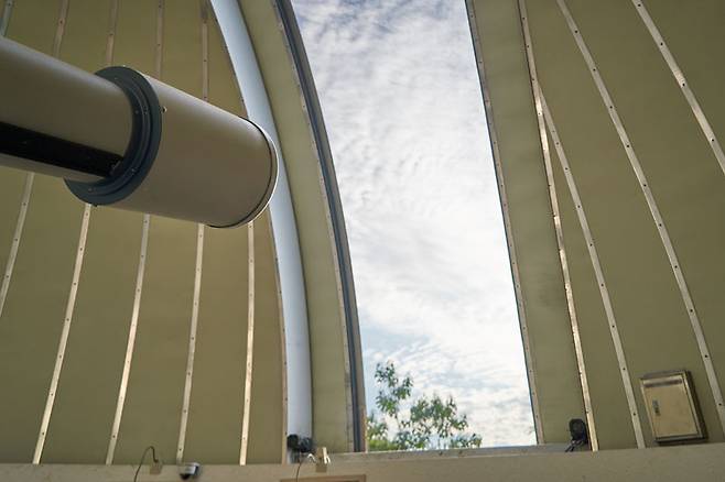 홍염을 관측할 수 있는 주관측실. 홍염은 태양의 가장자리에 보이는 불꽃모양의 가스로 프로미넌스라고 부른다