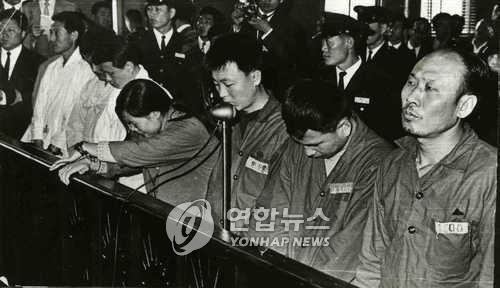 1969년 사형 선고를 받고 재판부를 바라보는 이수근씨(오른쪽). [연합뉴스 자료사진]