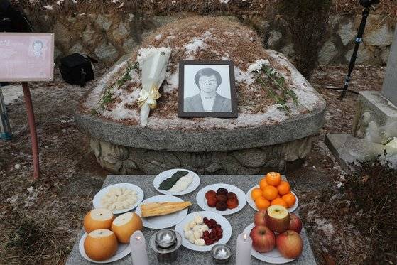지난 1월 14일 경기도 남양주시 모란공원에서 열린 박종철 열사 31주기 추모식에서 열사의 영정이 묘소에 놓여 있다. [연합뉴스]