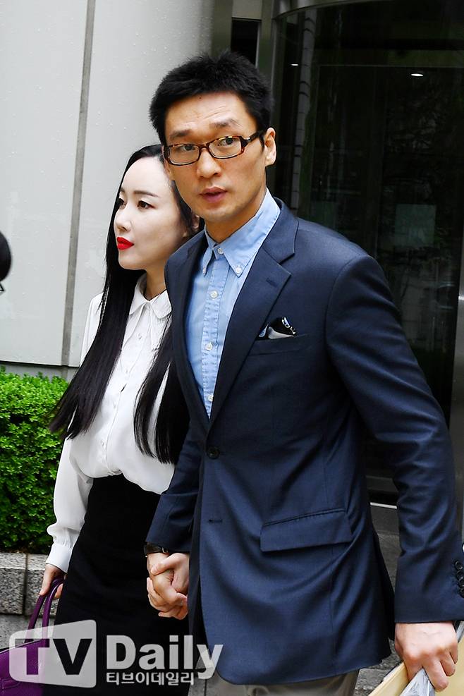 함께 법원에 출석한 낸시랭(왼쪽)과 왕진진(오른쪽)