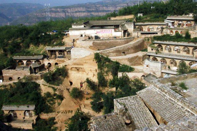 중국 화가 우관중이 극찬한 산시성 리자산촌의 동굴집 야오둥.