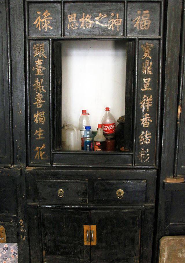 조상 신주를 두던 공간을 양념 보관함으로 사용하는 할머니.