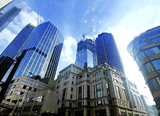 영국 수도 런던 중심가에서 올려다본 ‘시티 오브 런던.’ 런던 시내에서 보기 드문 마천루가 즐비한 이곳은 세계 유수의 금융기관들이 몰려 있다. 런던=조민아 기자