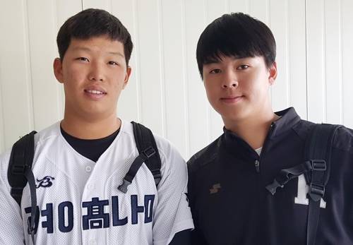 경남고 서준원·노시환 (군산=연합뉴스) 신창용 기자 = 경남고 투타의 기둥인 서준원(왼쪽)과 노시환이 12일 전북 군산월명야구장에서 연합뉴스와 인터뷰 뒤 사진촬영에 응하고 있다. 2018.10.13