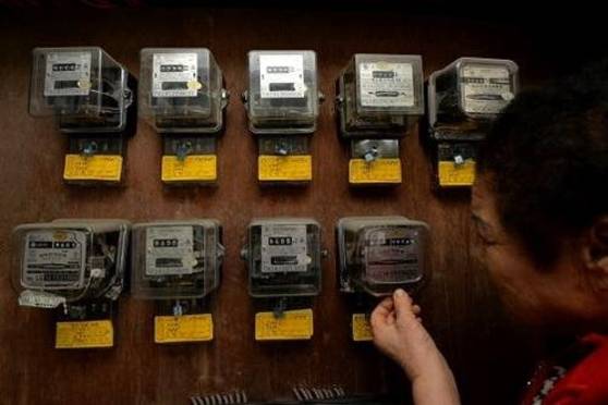 대전의 한 다세대주택에서 시민이 전기 계량기를 살펴보고 있다./조선일보DB