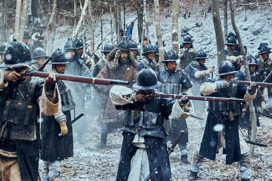 영화 '남한산성'의 한 장면. 조선의 조총부대. [중앙포토]