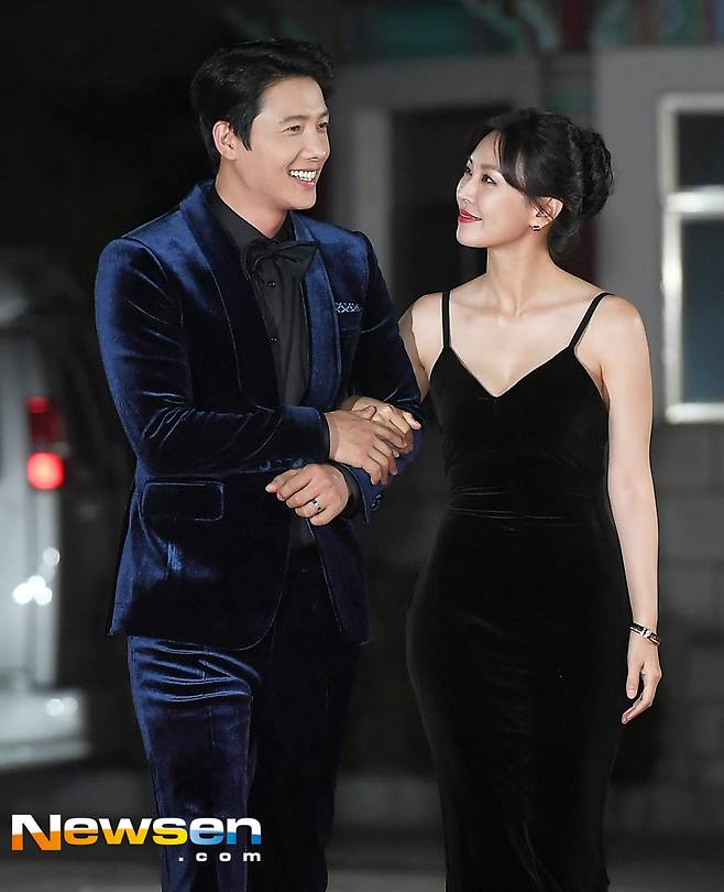 이상우-김소연 부부 '잉꼬부부의 꿀 떨어지는 레드카펫'[포토엔Hd화보]