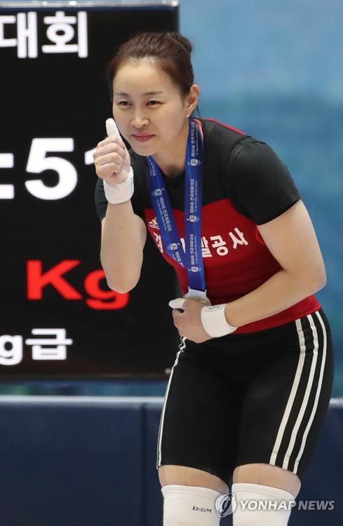 윤진희 '금메달입니다' (진안=연합뉴스) 김인철 기자 = 13일 전북 진안문예체육회관에서 열린 제99회 전국체육대회 역도 여자일반부 53kg급 경기. 윤진희(경북개발공사)가 인상 2위, 용상 1위를 차지한 후 시상대에 오르고 있다. 윤진희는 인상 83㎏, 용상 105㎏, 합계 188㎏을 들어 올렸다. 2018.10.13      yatoya@yna.co.kr  (끝)