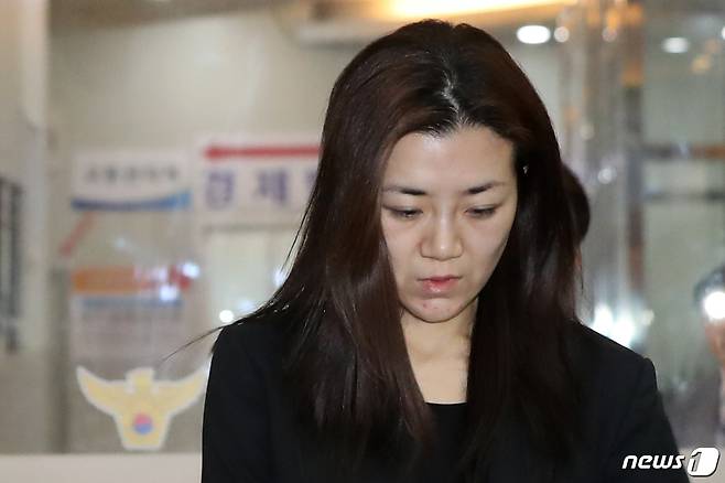 '물벼락 갑질' 논란을 일으킨 조현민 전 대한항공 전무가 폭행 및 업무방해 혐의 등 피의자 신분으로 2일 새벽 조사를 마친뒤 서울 강서경찰서를 나서고 있다.2018.5.1/뉴스1 © News1 이광호 기자