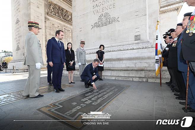문재인 대통령이 15일 오후(현지시간) 프랑스 파리 개선문에서 열린 공식환영식을 마친 후 무명용사 묘를 찾아 묘비를 어루만지고 있다.(청와대 페이스북) 2018.10.15/뉴스1