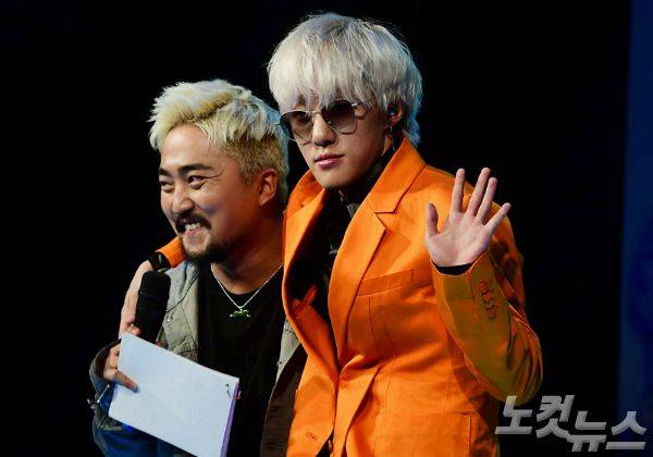 싱어송라이터 자이언티(Zion.T)가 15일 오후 서울 마포구 제일라아트홀에서 새 EP앨범 ‘ZZZ’ 발매기념 쇼케이스를 갖고 사회를 맡은 방송인 유병재와 포즈를 취하고 있다. (사진=황진환 기자)