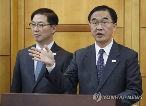 남북고위급회담 브리핑하는 조명균 장관 (판문점=연합뉴스) 남북고위급회담 남측 수석대표 조명균 통일부 장관이 15일 판문점 남측 평화의집에서 열린 남북고위급회담을 마친 뒤 브리핑을 하고 있다. 왼쪽은 천해성 통일부 차관.  [사진공동취재단]    photo@yna.co.kr  (끝)