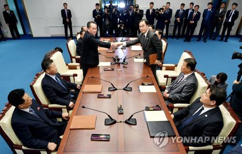 남북, 공동보도문 교환 후 악수 (판문점=연합뉴스) 남북고위급회담 남측 수석대표 조명균 통일부 장관(오른쪽 세번째)과 북측 수석대표 리선권 조국평화통일위원회 위원장(왼쪽 세번째)이 15일 판문점 남측 평화의집에서 열린 남북고위급회담에서 공동보도문을 교환한 뒤 악수하고 있다.  [사진공동취재단]    photo@yna.co.kr  (끝)