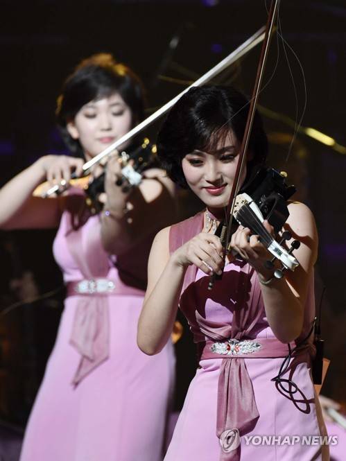 삼지연관현악단 단원 (강릉=연합뉴스) 북한 삼지연관현악단이&nbsp8일 오후 강원도 강릉아트센터 사임당홀에서 열린 평창동계올림픽·패럴림픽 성공 기원 삼지연관현악단 특별공연에서 공연을 펼치고 있다. 이날 공연에는 남자는 배, 여자는 항구, 이별, 당신은 모르실거야, 사랑의 미로, 다함께 차차차, 서인석의 홀로 아리랑과 오페라의 유령 등 서양 교향곡이 포함됐다.&nbsp2018.2.8 [사진공동취재단=연합뉴스]&nbspphoto@yna.co.kr