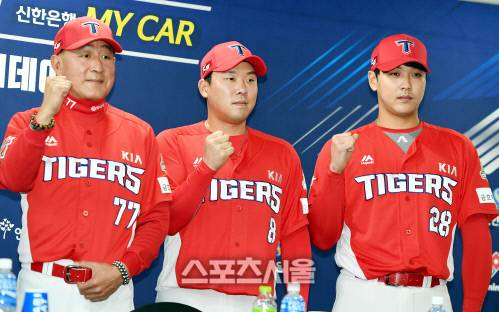 KIA 김기태 감독과 안치홍 김윤동 등이 15일 서울 고척스카이돔에서 진행된 2018 포스트시즌 와일드카드 결정전 미디어데이에 참석해 플래시 세례를 받고있다. 고척 | 김도훈기자 dica@sportsseoul.com