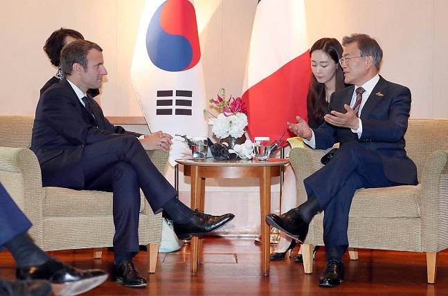 문재인 대통령이 2017년 7월 8일(현지시각) 독일 함부르크 시내 숙소인 하얏트 호텔에서 엠마누엘 마크롱 프랑스 대통령을 만나 인사하고 있다. ⓒ청와대