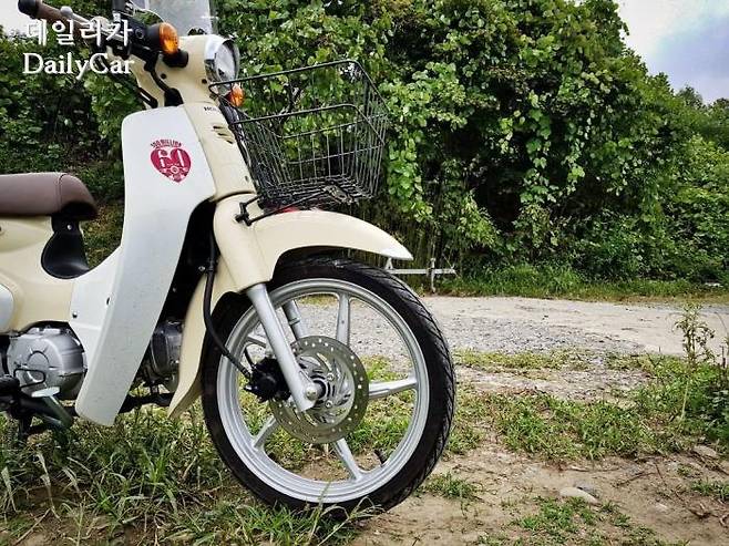 혼다 슈퍼커브 (디스크 브레이크와 캐스팅 휠)